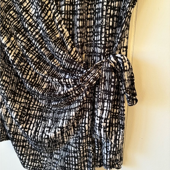 Ricki's Black and White Cap Sleeve Wrap Blouse with Tie Front Medium - Picture 3 of 4